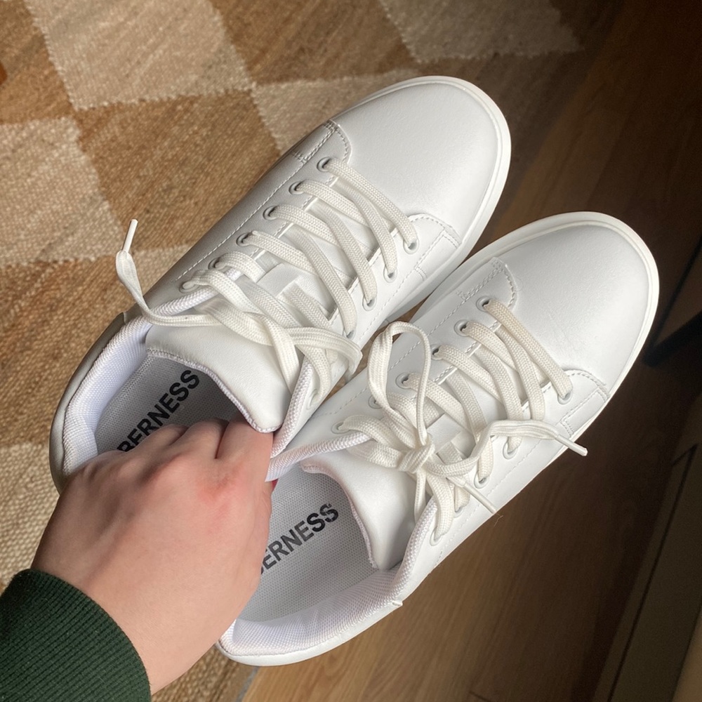Size 9.5/10 Berness White Sneakers